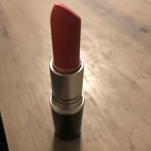 Mac Retro Matte Lipstick in Runway Hit - Picture 6 of 7